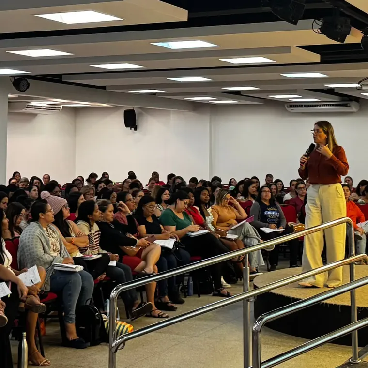 Profª Carla Oliveira dando aula preparatória para concurso de professores